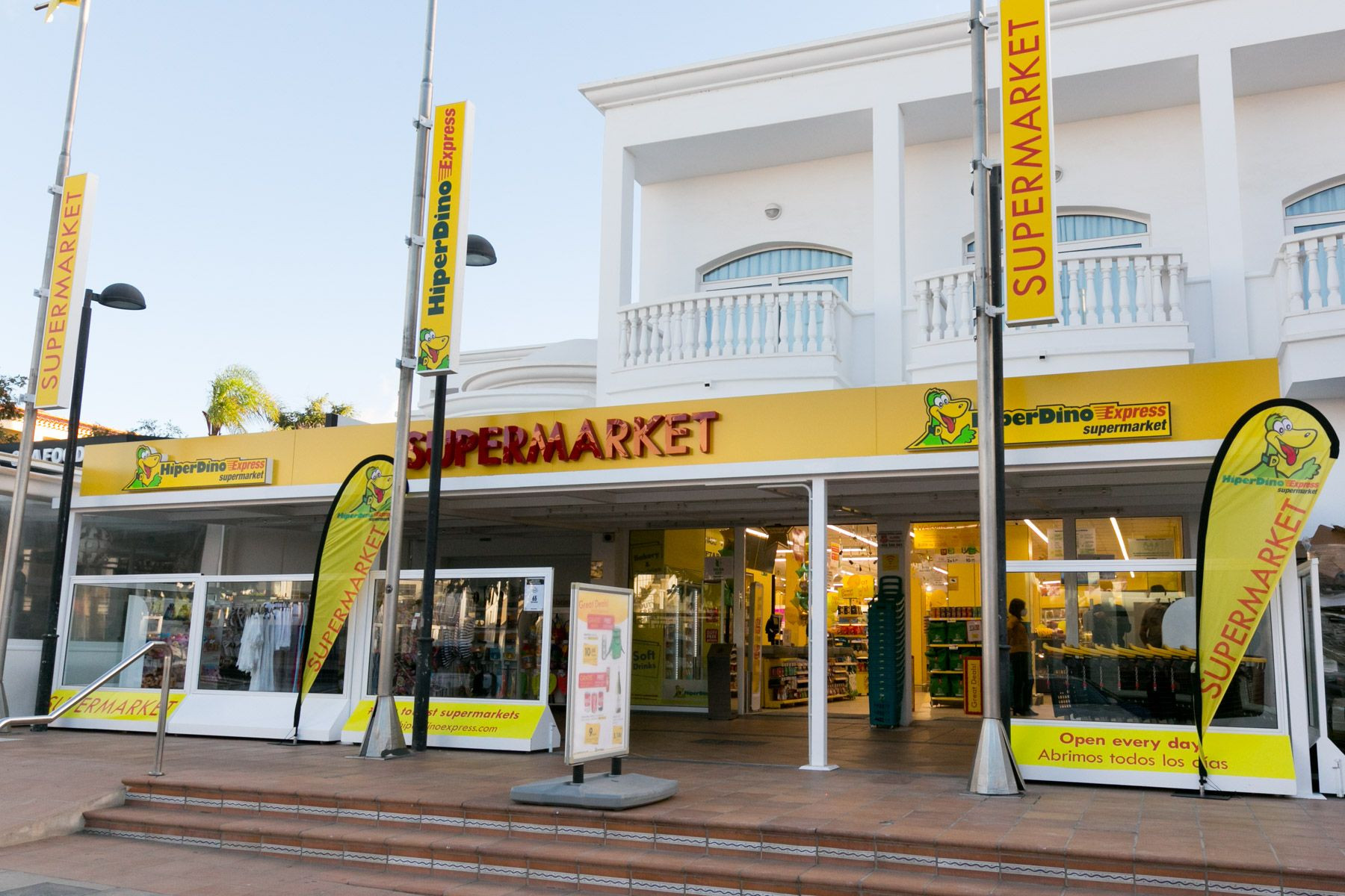 HiperDino reabre al público sus establecimientos en las principales zonas  turísticas de Canarias