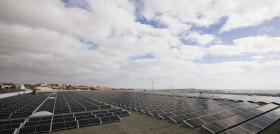 Instalación de autoconsumo fotovoltaico en el centro logístico de HiperDino en Telde (Gran Canaria).