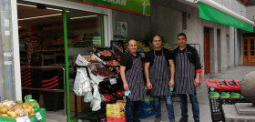 Los tres empleados frente al nuevo supermercado Covirán.