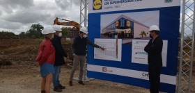 Representantes de Lidl y Ayuntamiento de Siero durante el acto de primera piedra.