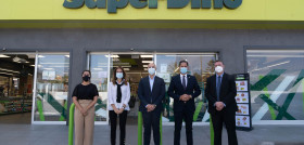 La consejera insular Carmen Luz Baso y el teniente de alcalde Alejandro Marrero, acompañados de representantes de la compañía, asistieron a la visita.