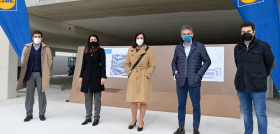 Representantes de Lidl y del Ayuntamiento de Santander durante la visita de obra.