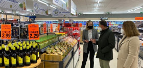 El alcalde de Chiclana, José María Román Guerrero, ha visitado el establecimiento en compañía de la directora regional de Lidl en Andalucía, Sophie Chatel, y ha realizado un breve recorrido por 