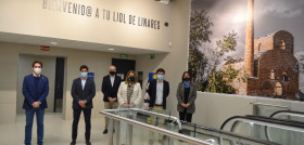 Representantes de Lidl en Andalucía y del Ayuntamiento de Linares en la nueva tienda de la localidad-