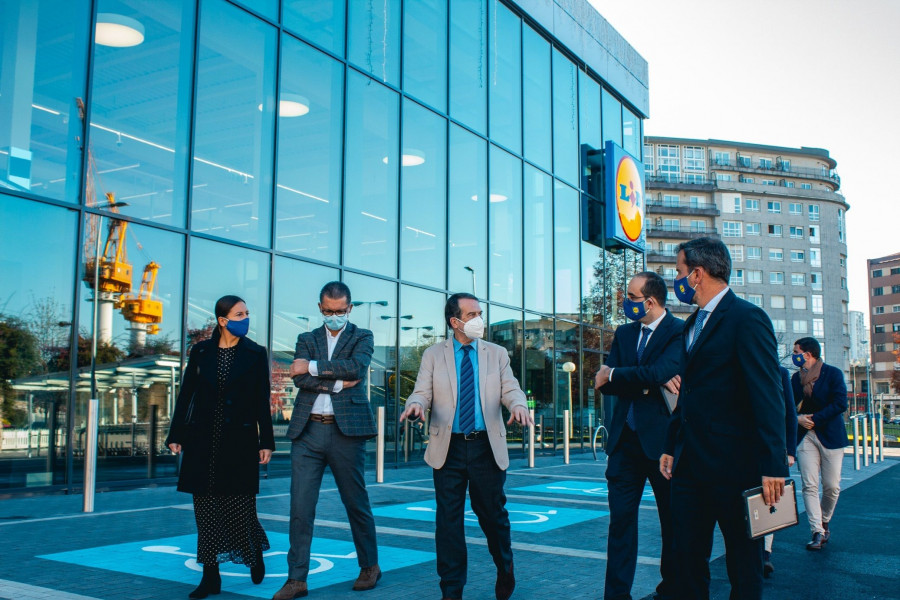 El alcalde de la ciudad, Abel Caballero, ha visitado hoy la nueva tienda, ubicada en la antigua nave de Toys’R’Us, junto al director regional de Lidl en Galicia, Jaime Herrá.