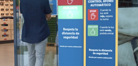 Mediante una pantalla situada en la entrada, el sistema avisa a través de un indicador luminoso sobre cuándo es posible acceder a la tienda.