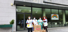 De izquierda a derecha: Klaudia Luquita, Inge Landaluze, Mari Carmen Taboada y María Jesús Zabaleta durante la entrega de las mascarillas a las puertas de la residencia Debagoiena de Aretxabaleta.