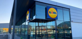 Para garantizar la mínima distancia de seguridad de 1 metro, Lidl está limitando el acceso a una persona por unidad familiar y el aforo a 50 clientes en cada una de sus tiendas.