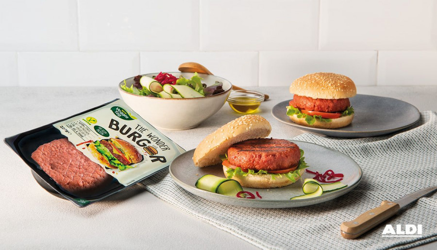 La hamburguesa vegana de Aldi, con el sello V-Label y elaborada con proteína de soja, se caracteriza por contener pocos aditivos y un contenido reducido de grasa.