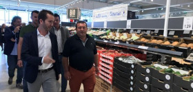 El alcalde de Antigua, Matías Fidel Peña García, junto al director regional de Lidl en las Islas Canarias, Luis González Garrido.