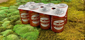 La cervecera retira anillas y envoltorios plásticos de los envases de varias referencias de marcas tan relevantes como Mahou, Alhambra o San Miguel, y los sustituye por cartón biodegradable.