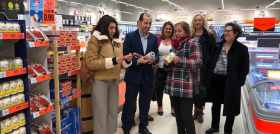 Las delegadas del Ayuntamiento Ana María Conde y Carmen Gil durante su visita a la nueva tienda de Lidl en Dos Hermanas.