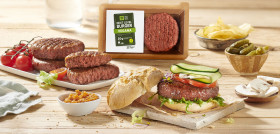 La nueva burger vegana de Lidl se compone, entre otros ingredientes, de verdura, proteína de guisante, soja y trigo, además de zumo de remolacha para darle el toque rojizo que lo asemeja a una hambu