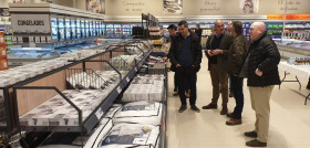 El Alcalde de Huarte, Alfredo Arruiz, durante su visita a la nueva tienda de Lidl.