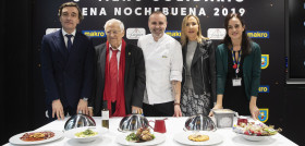 De izq a dcha: Juan Francisco Fdez. Rio, de Lecaser; Padre Ángel, de Mensajeros de la Paz; Rodrigo de la Calle, chef estrella Michelin; Olga de la Fuente, de Fundación La Liga; y Marta Pérez Postig