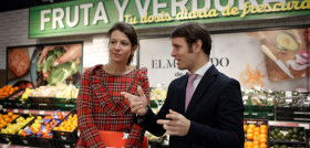 Marta Nieto, directora general de Comercio y Consumo de la Comunidad de Madrid y Ramon Rivas, responsable de Expansión de Aldi , durante la inauguración de la tienda madrileña.