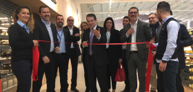 El alcalde de Vigo, Abel Caballero, acudió a la nueva tienda acompañado del director regional de Lidl en Galicia, Jaime Herrá. Ambos han recorrido los 1.000 metros cuadrados de sala de ventas.