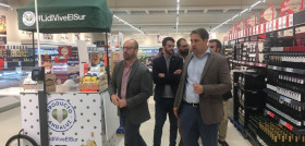 El alcalde de El Puerto de Santa María, Germán Beardo, visitó la nueva tienda de la cadena en la ciudad acompañado del director regional de Lidl en Andalucía, Raúl Sanz.