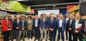 Los representantes de las entidades durante la firma en un supermercado Vegalsa-Eroski.