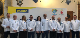 De izquierda a derecha: Joachim Lindner, director del servicio de Distribución a Hostelería de MAKRO; Diego García, presidente de ASHAL; Carolina Lafita, concejala de Promoción de la ciudad y Turi