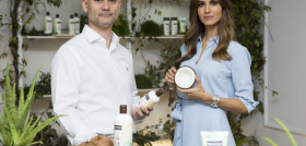 La cadena de distribución ha contado para este lanzamiento con la presencia de Ariadne Artiles, junto a Pascal Trauffler, responsable de Compras de la familia de cosmética en Aldi.