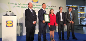 En la imagen, el director general Financiero de Lidl Supermercados, Ferran Figueras, recibe el certificado, acompañado del director de Desarrollo de Negocio de Aenor, Manuel Romero (izq.) y la secret