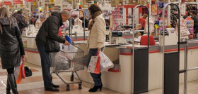 Por canales, el canal que presenta un crecimiento más estable es el de Supermercado Grande ( 7,3% en abril y  4,8% acumulado).