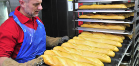 Alcampo ofrece en sus hipermercados 20 referencias de pan tradicional, sin conservantes.