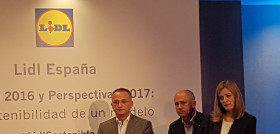 Ferrán Figueras, director general de Finanzas; Miguel Paradela, director general de Compras, y Amalia Santallusia, directora de RR.HH., durante la presentación. .