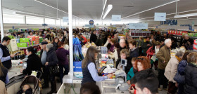 Durante el primer día de funcionamiento, numerosos clientes realizaron sus primeras compras y participaron de las actividades y promociones organizadas con motivo de la apertura.