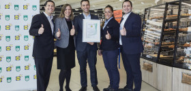 Miembros del equipo de Lidl tras recibir la certificación.