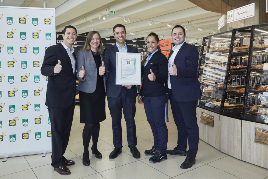 Miembros del equipo de Lidl tras recibir la certificación.