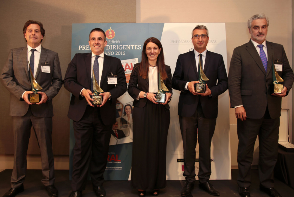 Ignacio Rivera (Hijos de Rivera), Víctor del Pozo (El Corte Inglés), Núria Ribé (Henkel Ibérica), Pascal Clouzard (Carrefour España) y Fernando Carreras (Carreras Grupo Logístico) recogieron la