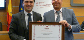 Paulino Bravo, responsable de prevención de riesgos laborales de Makro, fue el encargado de recoger este diploma de manos de Amel Meholjic, director de Fremap Barajas.