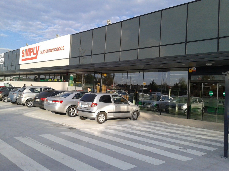 El nuevo supermercado cuenta con un surtido compuesto por más de 15.000 referencias de productos la mayor parte de ellos de alimentación.