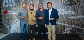 Las instalaciones de Matadero de Madrid se han transformado para la ocasión en el emblemático bar de la fábrica de Founders en Grand Rapids (Michigan). Su fundador y CEO, Mike Stevens, y su maestro