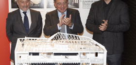 Javier López del Hierro, presidente de Mahou San Miguel, y Carlos Rubio, miembro de la Junta Rectora del Colegio de Arquitectos de Madrid (COAM), acompañados por Héctor Fernández Elorza, arquitect