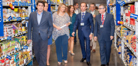 En la foto, el alcalde de Alcorcón, David Pérez García, y la primera teniente de alcalde, Silvia Cruz Martín, junto con Antonio López Esparza, director de Operaciones de Makro y José Luis Zorril