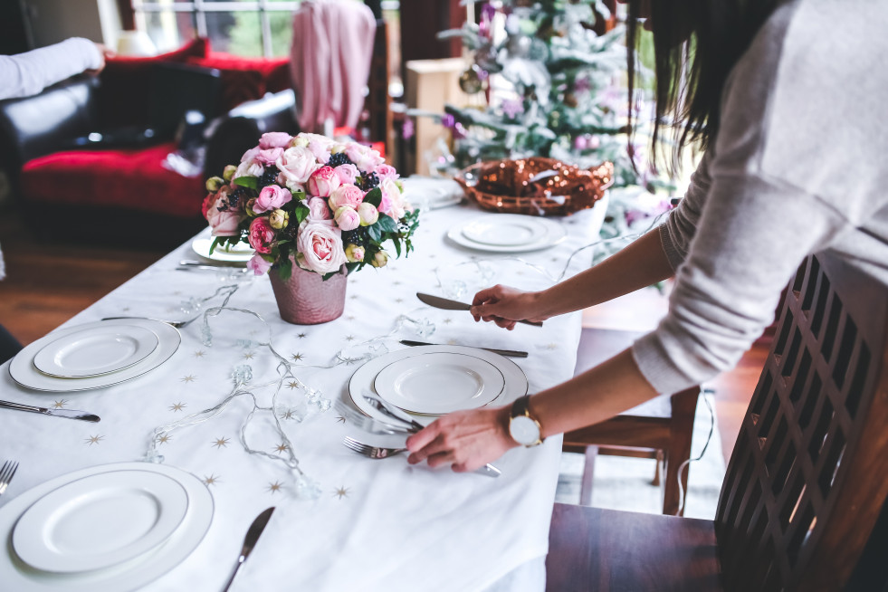 Table girl woman flower interior restaurant 722558 pxhere