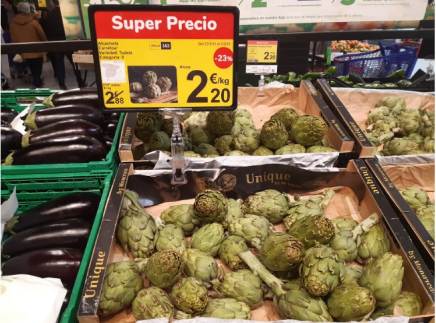 Foto prensa alcachofas en Carrefour