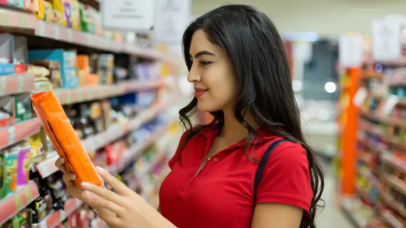 Mujer compra supermercado