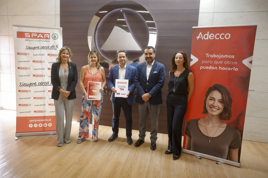 A la izquierda, la directora general y directora de RRHH de SPAR Gran Canaria junto a los representantes de Adecco