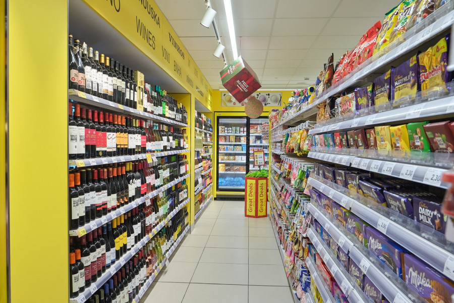 La tienda cuenta con secciones como bodega, frutería y panadería