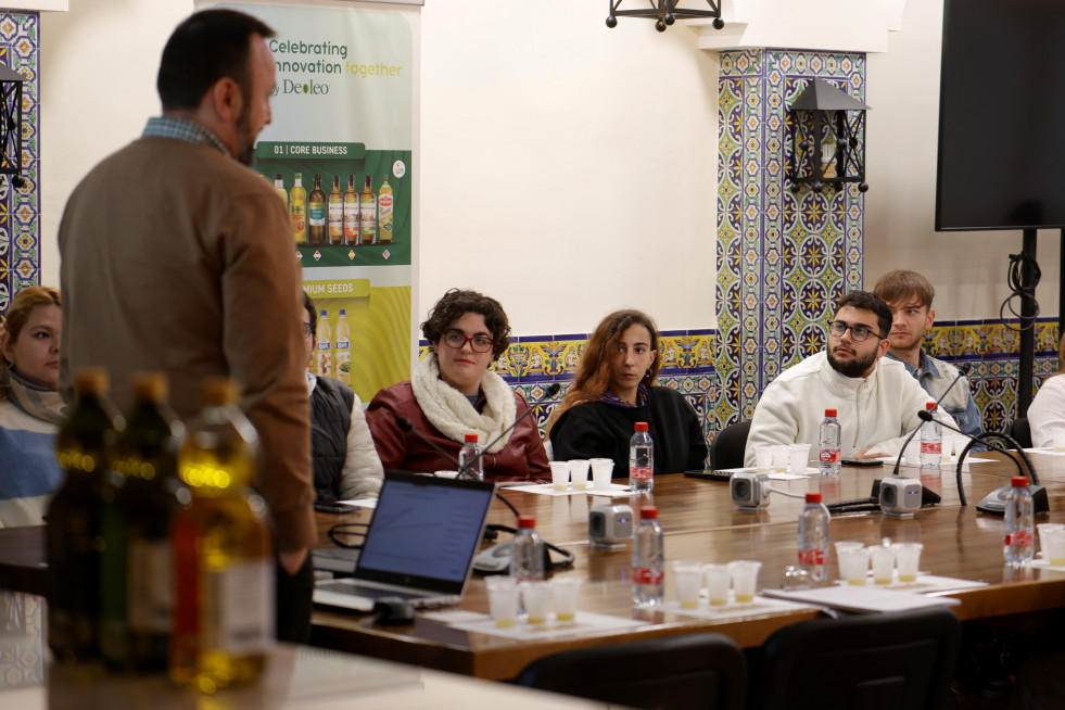 Javier Gracia, Manager Global de laboratorio en Deoleo durante la formación en aceite de semillas