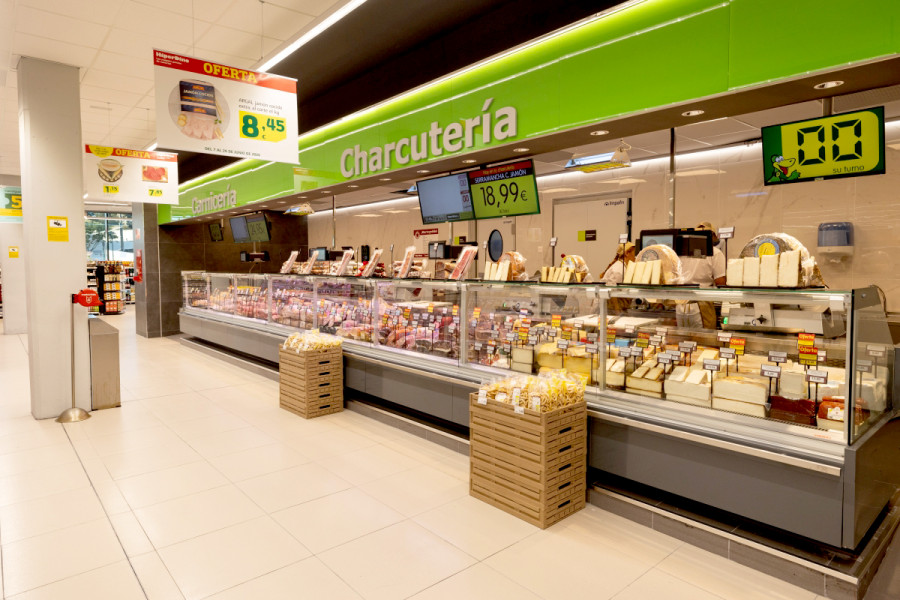 La nueva tienda cuenta con secciones de frescos como charcutería, carnicería, frutería y panadería