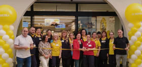 Foto de familia de trabajadores del supermercado