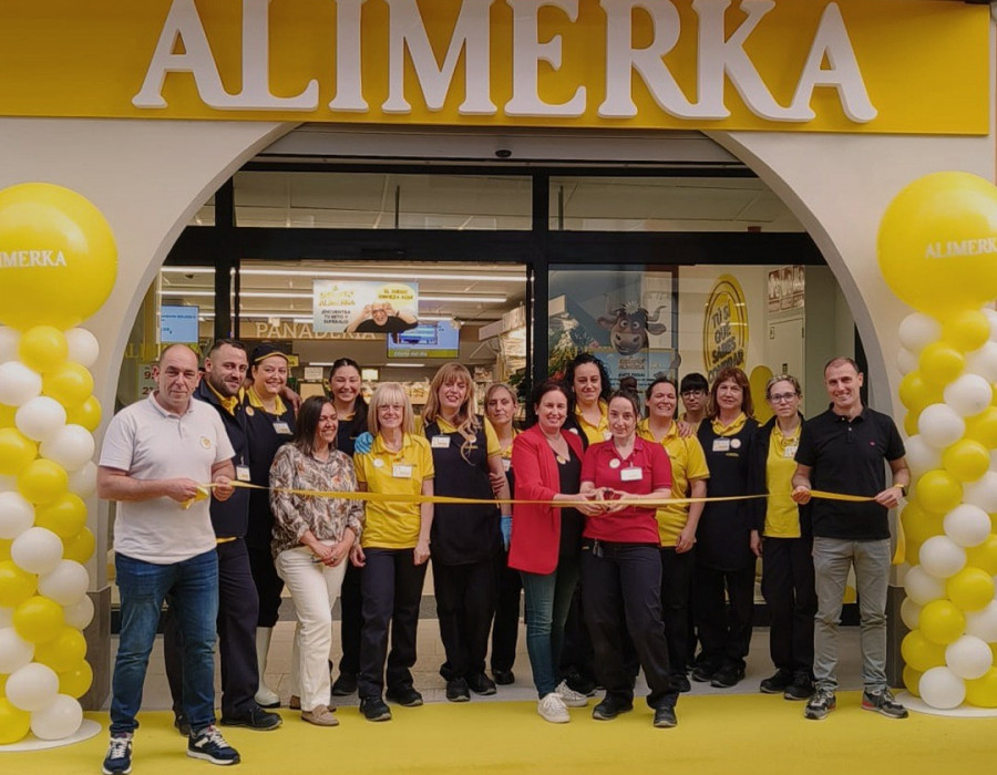 Foto de familia de trabajadores del supermercado