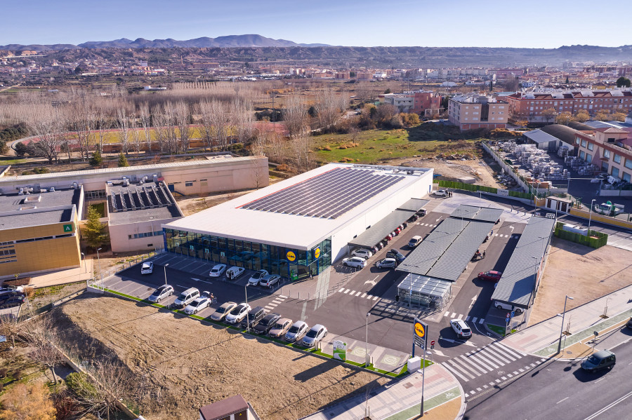 Placas fotovoltaicas en un supermercado Lidl de Andalucía.