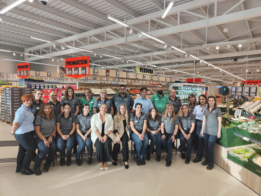 Empleados de la nueva tienda de Lidl en La Zubia junto con la alcaldesa y la directora regional de Lidl en Andalucía (zona Granada, Almería, Córdoba y Jaén)