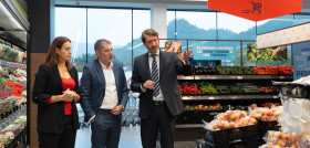 Representantes institucionales y Víctor Nieto, portavoz de ALDI, durante la visita al nuevo ALDI de Ourense